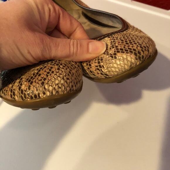 Giani Bernini Tan & Grey Snake Print Leather Flats - Picture 5 of 8